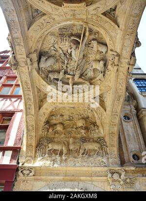 Frankreich, Normandie, Rouen, Le Gros Horloge, Ansicht unter arch Stockfoto