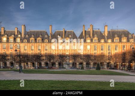 Frankreich, Paris, Bereich Weltkulturerbe der UNESCO, Gärten der Place des Vosges im Marais-Viertel Stockfoto