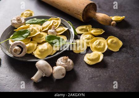 Raw-Ravioli mit Mehl, Ei und musrooms und Spinat. Italienischen oder mediterranen gesunde Küche Stockfoto