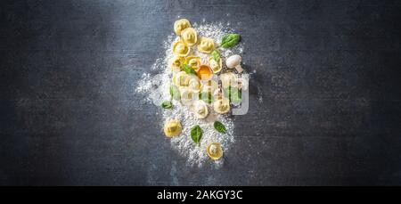 Raw-Ravioli mit Mehl, Ei und musrooms und Spinat - Oben auf Ansicht. Italienischen oder mediterranen gesunde Küche Stockfoto