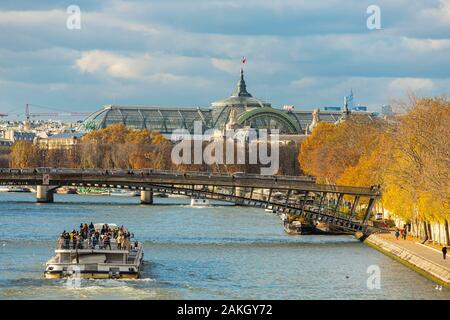 Frankreich, Paris, Bereich als Weltkulturerbe von der UNESCO, die Ufer der Seine, der Kais des Louvre im Herbst, das Grand Palais und die Brücke Leopold Sedar Senghor Stockfoto