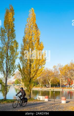 Frankreich, Paris, Radweg im Parc de la Villette im Herbst Stockfoto