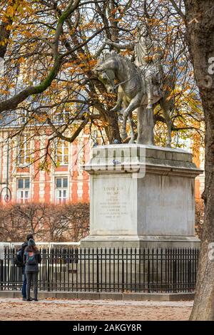 Frankreich, Paris, Stadtteil Marais, die Place des Vosges im Herbst, Reiterstandbild von Louis XIII. Stockfoto