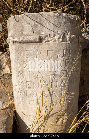 Griechenland, Athen, geschnitzte Stele in der Nähe der byzantinischen Kirche des Agios Dimitrios Loumbardiaris am Fuße des Hügels von den Musen oder Philopappos Hügel Stockfoto