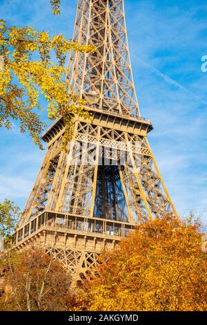 Frankreich, Paris, Bereich als Weltkulturerbe von der UNESCO, der Champ-de-Mars aufgeführt im Herbst und den Eiffelturm. Stockfoto