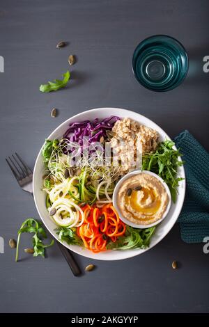 Veggie couscous Mittagessen Schüssel mit spiralazed Karotten und Zucchini, Hummus und Rotkohl Stockfoto