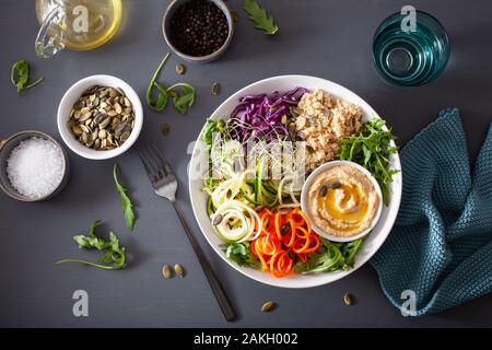 Veggie couscous Mittagessen Schüssel mit spiralazed Karotten und Zucchini, Hummus und Rotkohl Stockfoto