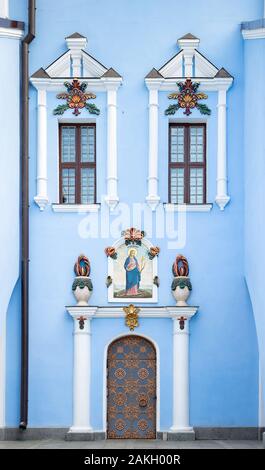 Kiew, Ukraine, 22. April 2019. Eine der Türen von St. Michael's Golden-Domed Kloster mit Bild von Großmärtyrerin Barbara oben Stockfoto