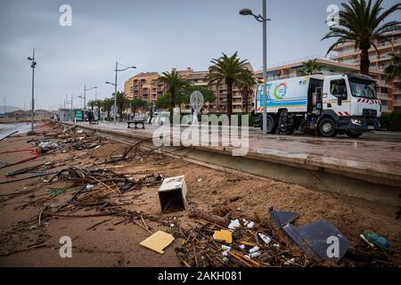 Frankreich, Var, Frejus, Einstreu am Meer abgelagert an der Küste von Fréjus Strand, Reinigung der Boulevard d'Alger, die von den Agenten der kommunalen Dienstleistungen nach dem schlechten Wetter der Mediterranen Episode der 23. November 2019 Stockfoto