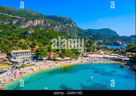 Agios Spiridon Strand mit kristallklarem azurblauem Wasser und weissen Strand in der schönen Landschaft - Paradies Küste der Insel Korfu am Paleokastri Stockfoto