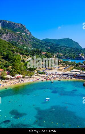 Agios Spiridon Strand mit kristallklarem azurblauem Wasser und weissen Strand in der schönen Landschaft - Paradies Küste der Insel Korfu am Paleokastri Stockfoto