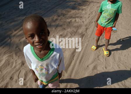 Zwei Jungen, Mwandi, Sambia, Afrika. Stockfoto