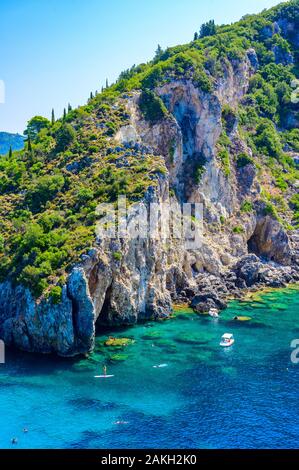 Agios Spiridon Strand mit kristallklarem azurblauem Wasser und weissen Strand in der schönen Landschaft - Paradies Küste der Insel Korfu am Paleokastri Stockfoto