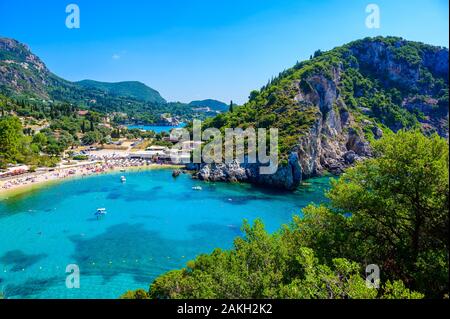 Agios Spiridon Strand mit kristallklarem azurblauem Wasser und weissen Strand in der schönen Landschaft - Paradies Küste der Insel Korfu am Paleokastri Stockfoto