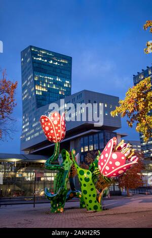 Frankreich Nord, Lille, Euralille Bezirk, Esplanade Francois Mitterrand, Shangri-La Tulpen, permanente Skulptur von Yayoi Kusama Stockfoto