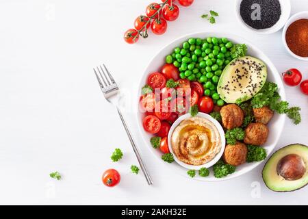 Gesund vegan Mittagessen Schüssel mit falafel hummus Tomate avocado Erbsen Stockfoto