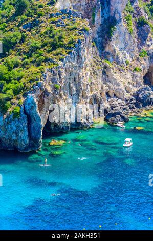 Agios Spiridon Strand mit kristallklarem azurblauem Wasser und weissen Strand in der schönen Landschaft - Paradies Küste der Insel Korfu am Paleokastri Stockfoto