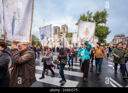 Frankreich, Paris, Quartier Latin, Quai de Montebello, religiöse Veranstaltungen und Notre-Dame Kathedrale im Hintergrund Stockfoto