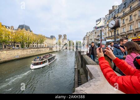 Frankreich, Paris, die Ufer der Seine als Weltkulturerbe von der UNESCO, Quartier Latin, Quai Saint-Michel entlang der Seine und Notre-Dame Kathedrale im Hintergrund Stockfoto