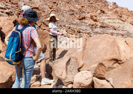 Namibia, Provinz Kunene, Twyfelfontein, als Weltkulturerbe von der UNESCO, Guide bietet Informationen zu den Felsgravuren für Touristen Stockfoto