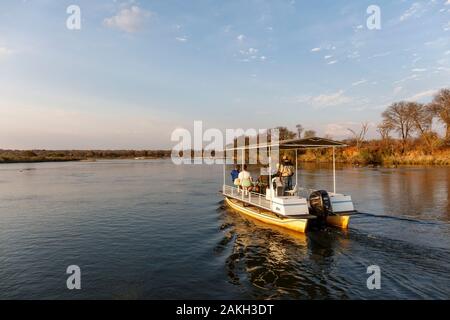 Namibia, Caprivi Provinz, Bwabwata National Park, Touristen Boot auf dem Okavango Fluss Stockfoto