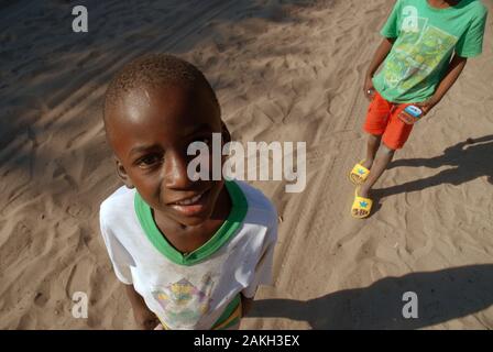 Zwei Jungen, Mwandi, Sambia, Afrika. Stockfoto