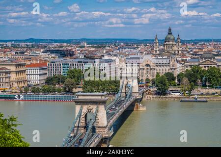 Ungarn, Budapest, die Kettenbrücke (Széchenyi Lánchíd), durchquert die Donau und verbindet Buda und Pest. Es wurde zwischen 1839 und 1849 durch die schottische Adam Clark gebaut, nach dem Projekt von Graf István Széchenyi mit im Hintergrund im Stadtteil Pest Stockfoto