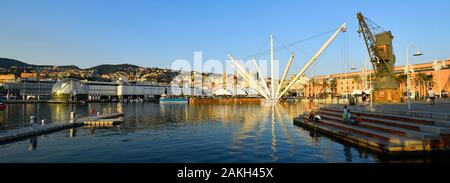 Italien, Ligurien, Genua, Porto Antico, der Hafen mit der größten Aquarium Europas, der panoramalift Der bigo und die biosfera von Renzo Piano entworfen Stockfoto