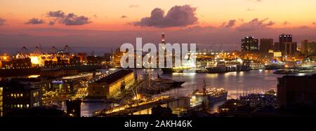 Italien, Ligurien, Genua, Panorama vom Castelletto Mirador mit Hafen, Leuchtturm auch "Torre della Lanterna oder La Lanterna auf San Benigno Hill Stockfoto