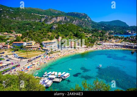 Agios Spiridon Strand mit kristallklarem azurblauem Wasser und weissen Strand in der schönen Landschaft - Paradies Küste der Insel Korfu am Paleokastri Stockfoto