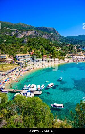 Agios Spiridon Strand mit kristallklarem azurblauem Wasser und weissen Strand in der schönen Landschaft - Paradies Küste der Insel Korfu am Paleokastri Stockfoto