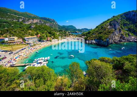 Agios Spiridon Strand mit kristallklarem azurblauem Wasser und weissen Strand in der schönen Landschaft - Paradies Küste der Insel Korfu am Paleokastri Stockfoto