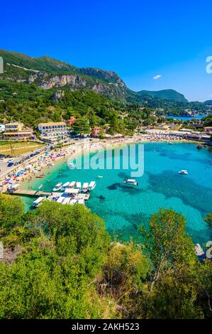 Agios Spiridon Strand mit kristallklarem azurblauem Wasser und weissen Strand in der schönen Landschaft - Paradies Küste der Insel Korfu am Paleokastri Stockfoto