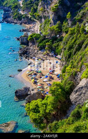 Mirtiotissa Strand mit kristallklarem azurblauem Wasser und weissen Strand in der schönen Landschaft - Paradies Küste der Insel Korfu in der Nähe von Aqaba Stockfoto