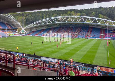 Blick von der Tribüne aus der Rugby League Match zwischen Huddersfield Riesen und London Broncos, John Smith's Stadion, Huddersfield, West Yorkshire, UK Stockfoto