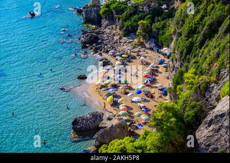 Mirtiotissa Strand mit kristallklarem azurblauem Wasser und weissen Strand in der schönen Landschaft - Paradies Küste der Insel Korfu in der Nähe von Aqaba Stockfoto