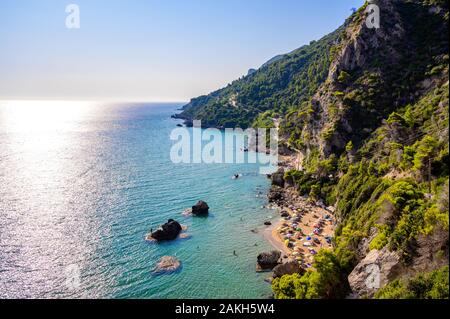 Mirtiotissa Strand mit kristallklarem azurblauem Wasser und weissen Strand in der schönen Landschaft - Paradies Küste der Insel Korfu in der Nähe von Aqaba Stockfoto