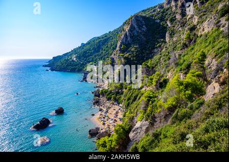 Mirtiotissa Strand mit kristallklarem azurblauem Wasser und weissen Strand in der schönen Landschaft - Paradies Küste der Insel Korfu in der Nähe von Aqaba Stockfoto