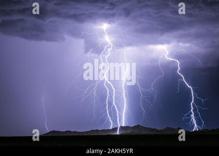 Ein Blitz trifft einen Berg bei einem Sturm in der Nähe von Phoenix, Arizona Stockfoto