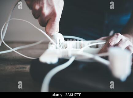 Nahaufnahme der Hand stecken Sie das Netzkabel in die Steckdose Steckdosenleiste Stockfoto