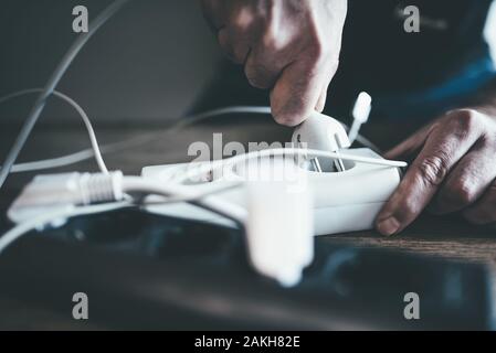 Nahaufnahme der Hand stecken Sie das Netzkabel in die Steckdose Steckdosenleiste Stockfoto