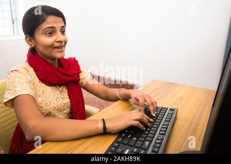 Bildunterschrift: Pallavi, der nicht in der Lage ist, zu sprechen, wurde vor kurzem von Indien unterstützt die Mobilität in der beruflichen Bildung Kurse zu Computing, entwickeln maßgeschneiderte Stockfoto