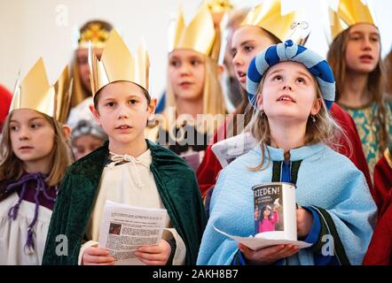 Mainz, Deutschland. 09 Jan, 2020. Die carol Sänger singen am Empfang in der Staatskanzlei. Die carol Sänger aus Rheinland-pfalz wird vom Premierminister in der Staatskanzlei empfangen werden. Das Motto der Aktion ist "ein Segen, ein Segen. Frieden! Im Libanon und in der ganzen Welt". Credit: Andreas Arnold/dpa/Alamy leben Nachrichten Stockfoto