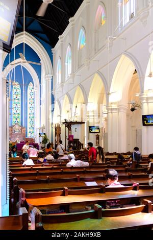 Singapur-17 DEZ 2017: Menschen in St. Andrew's Kathedrale Kirche beten Stockfoto