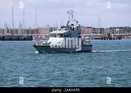 Die Royal Navy P2000 Training Boot HMS VERFOLGER fungiert als Escort Behälter für D-Tag 75 Veteranen Segeln nach Frankreich von Portsmouth Stockfoto