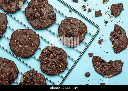 Hausgemachte glutenfreie Chocolate Chip Cookies mit Getreide, Nüsse und organischen Kakao. Cookies und Gebäck aus Mehl von Roggen auf einem farbigen Hintergrund. Gluten Stockfoto