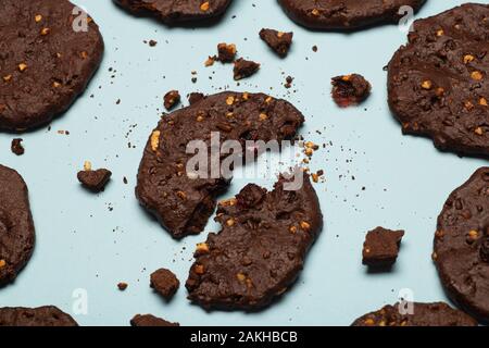 Hausgemachte glutenfreie Chocolate Chip Cookies mit Getreide, Nüsse und organischen Kakao. Cookies und Gebäck aus Mehl von Roggen auf einem farbigen Hintergrund. Gluten Stockfoto