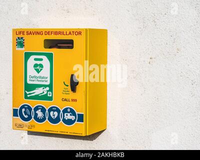 Ein public access defibrillator an der Wand befestigt. Stockfoto