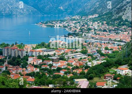 Luftaufnahme über Kotor und Kotor Bucht, umgeben von Bergen, Weltkulturerbe der UNESCO, Kotor, Montenegro Stockfoto