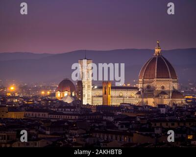 Florenz, Italien, Stadtbild mit beleuchteten Kathedrale, Dom bei Nacht. Aka der Basilika von Santa Croce. Januar 2020. Stockfoto